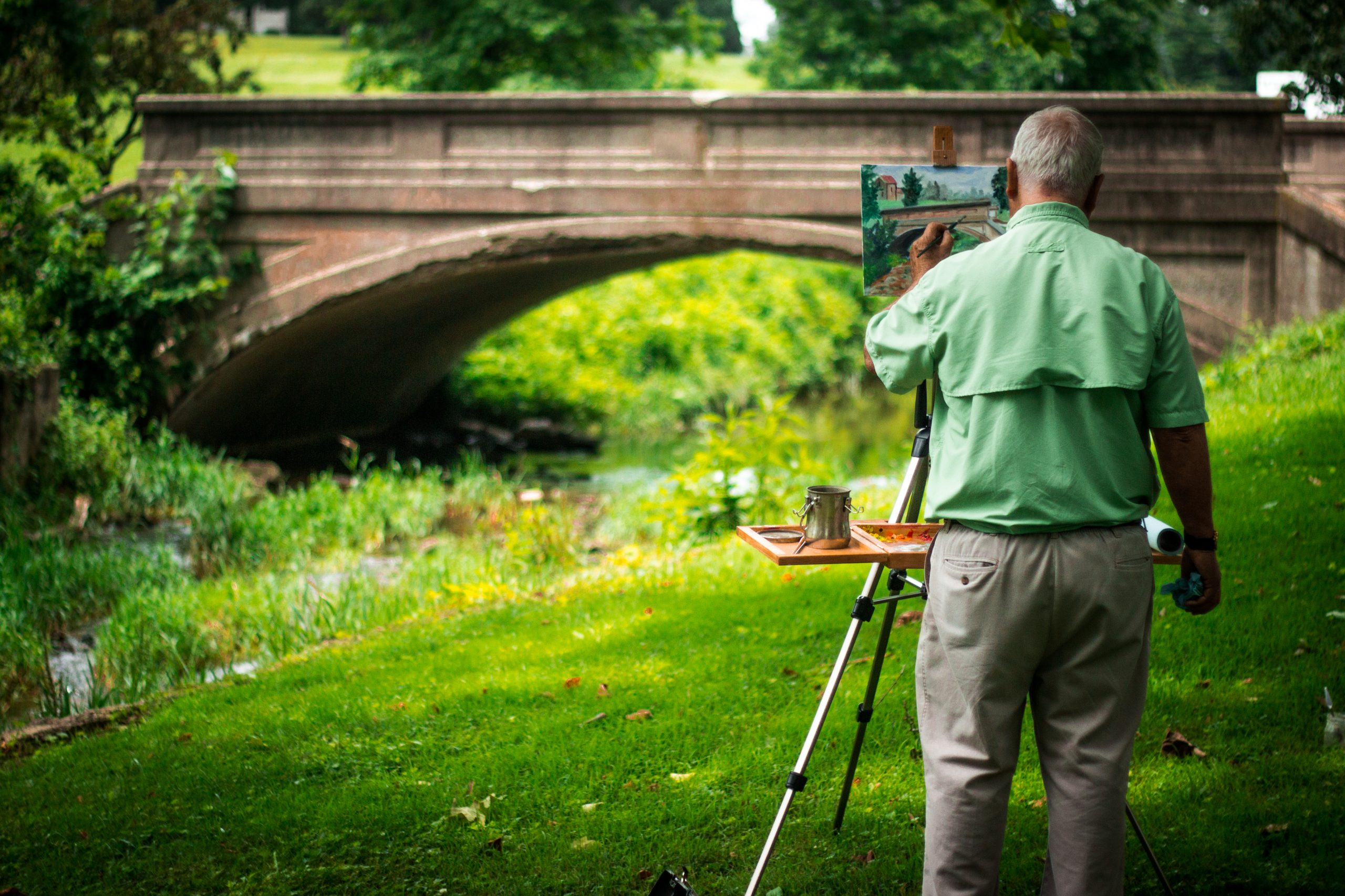 plein air painter by bridge